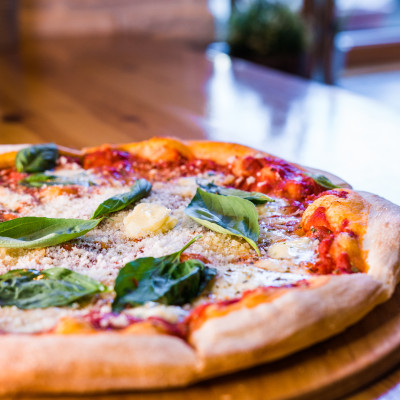 Pizza z parmezanem i bazylią